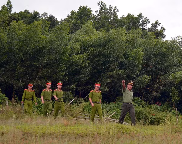 Công an huyện Trà Bồng tuần tra, đảm bảo ANTT vùng giáp ranh.
