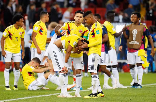 Carlos Bacca thất vọng sau khi đá hỏng 11m