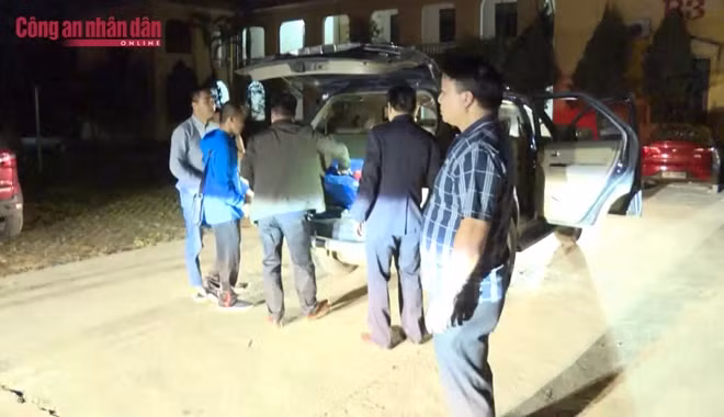 Can nhựa cất giấu ma túy trên xe ô tô.