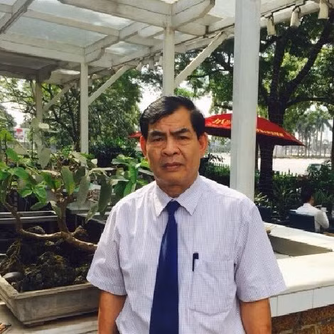 Ông Nguyễn Phi Hậu, người có công trong việc cải tạo ao làng.