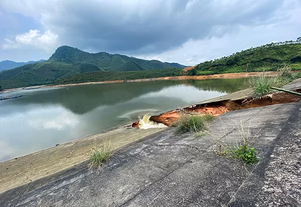 Hiện trường vụ vỡ đập
