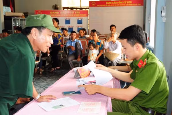 Công an huyện An Lão xuống địa bàn.
