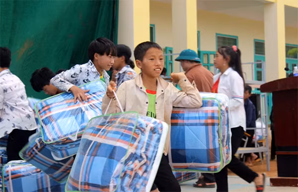 Niềm vui của các em học sinh Trường PTDT bán trú THCS xã Phì Nhừ khi được nhận những chiếc chăn ấm