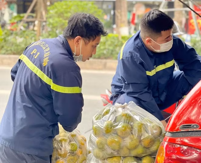 Cán bộ Công an quận Ba Đình giúp dân tiêu thụ quýt