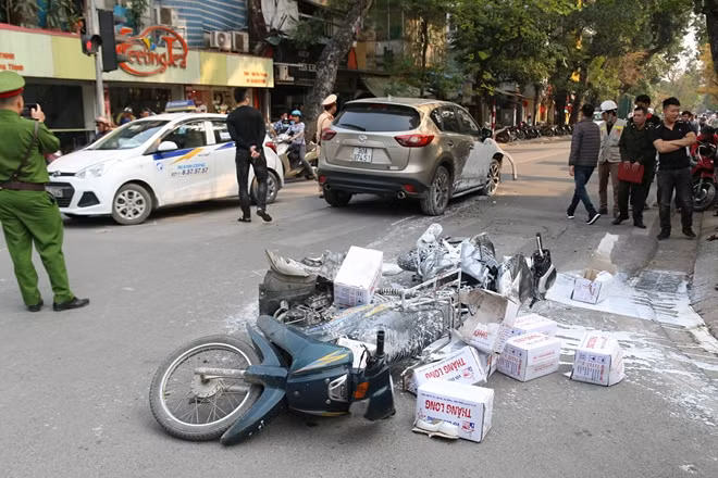 Hiện trường vụ tai nạn liên hoàn trên phố chiều 21-3.