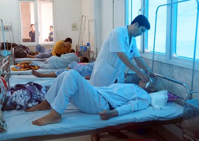 Bác sĩ Bệnh viện đa khoa tỉnh Nam Định chăm sóc vết thương cho ông Được