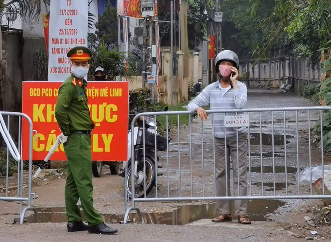 Lực lượng công an làm nhiệm vụ đảm bảo an ninh ngăn người từ bên ngoài đi vào khu vực cách ly cũng như không cho người dân trong diện cách ly ra ngoài tránh lây nhiễm.