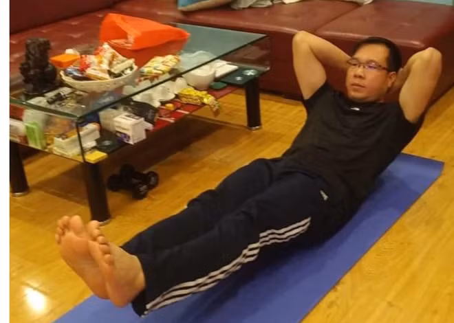 Xạ thủ Hoàng Xuân Vinh tập luyện tại nhà trong thời gian cách ly xã hội để phòng, chống dịch COVID-19.