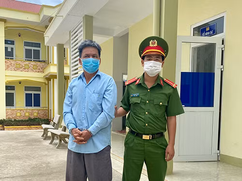 Công an huyện Krông Nô bắt giữ đối tượng Hoàng Mạnh Dương.