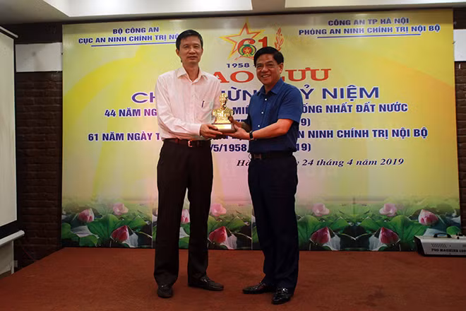 Thiếu tướng Nguyễn Khắc Khanh và Trung tướng Đoàn Duy Khương trao quà lưu niệm