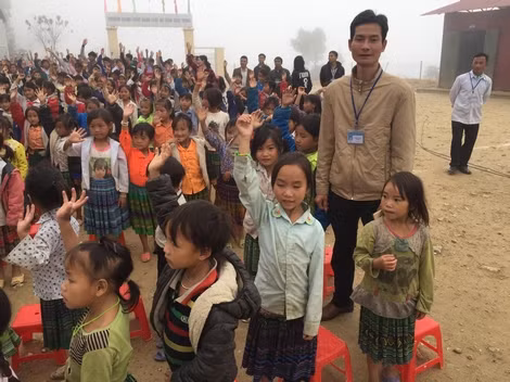 Thầy Lê Quốc Toản và các học sinh.