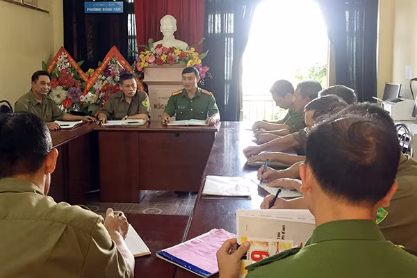 Trung tá Lã Quý Hoàng, Trưởng Công an phường Đồng Tâm họp định kỳ với Ban Bảo vệ dân phố.