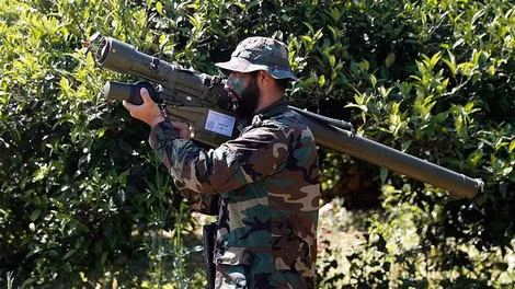 Một chiến binh Hezbollah đang vác tên lửa của Iran ở khu vực biên giới Lebanon-Israel. ảnh: AP