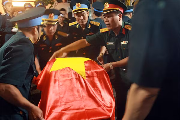 Đồng đội và nhân dân xúc động đưa tiễn di cốt hai liệt sĩ về với đất mẹ