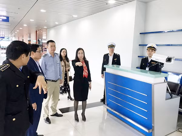 Lãnh đạo Sở Y tế Hải Phòng kiểm tra công tác phòng chống dịch bệnh tại sân bay Cát Bi Lãnh đạo Sở Y tế Hải Phòng kiểm tra công tác phòng chống dịch bệnh tại sân bay Cát Bi