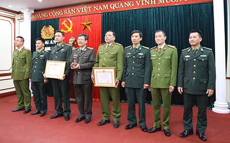 Công an TP Hà Nội khen thưởng, tặng quà động viên Phòng Cảnh sát Truy nã tội phạm - Công an tỉnh Lạng Sơn và các đơn vị chức năng.