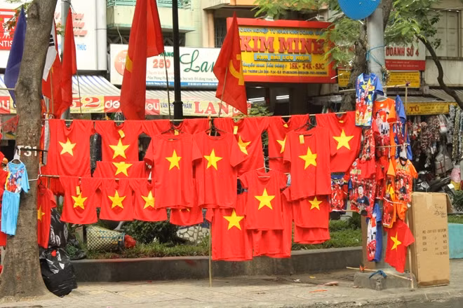 Dạo quanh các tuyến đường, chúng tôi cảm thấy rất phấn khởi khi bóng đá đã đem đến niềm vui vô bờ cho mọi người, mọi nhà, ai cũng mong chờ đến giờ diễn ra trận đấu và mong đội tuyển Việt Nam chiến thắng.