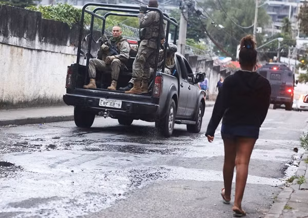 Cảnh sát Brazil đang ráo riết truy lùng những kẻ phạm tội. Cảnh sát Brazil đang ráo riết truy lùng những kẻ phạm tội.