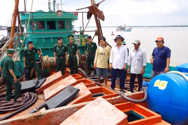 Lực lượng chức năng bắt giữa tàu cá chở dầu lậu.