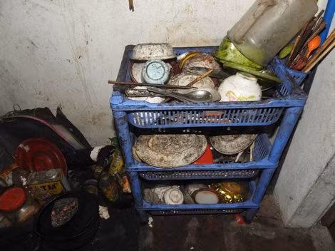 Chạn để bát đĩa của bà Hồ nhem nhuốc như lâu không được rửa. Chạn để bát đĩa của bà Hồ nhem nhuốc như lâu không được rửa.
