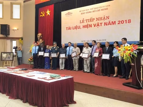 Các cá nhân trao tặng những hiện vật quý giá cho Bảo tàng Hồ Chí Minh sáng 29-8 Các cá nhân trao tặng những hiện vật quý giá cho Bảo tàng Hồ Chí Minh sáng 29-8