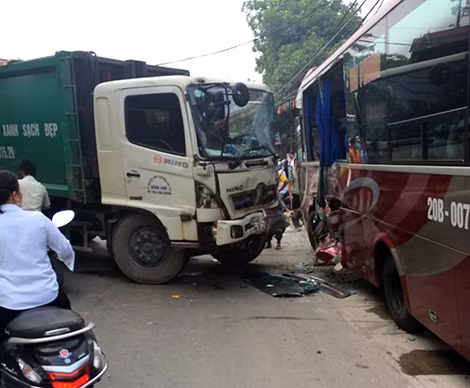 Hai nạn nhân xe tải và xe khách. Ảnh: Tuan Manh. Hai nạn nhân xe tải và xe khách. Ảnh: Tuan Manh.