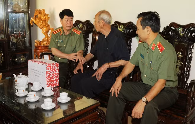 Thứ trưởng Bùi Văn Nam và Thiếu tướng Từ Hồng Sơn, Giám đốc Công an Quảng Bình thăm tặng quà cho ông Nguyễn Văn Trạch (92 tuổi), nguyên Trưởng phòng BVCT Công an Quảng Bình.