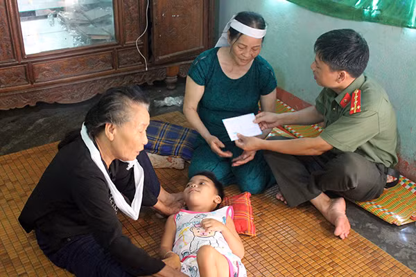 Trao tiền hỗ trợ cho gia đình nạn nhân Nguyễn Khắc Bình.