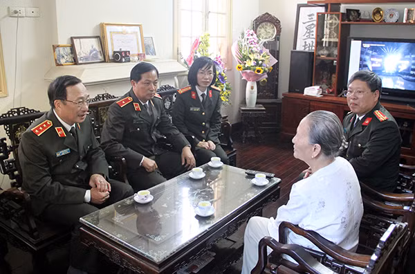 Thứ trưởng Nguyễn Văn Thành thân tình trò chuyện với gia đình đồng chí Phạm Tâm Long