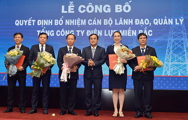 Chủ tịch EVN Dương Quang Thành trao quyết định cho các lãnh đạo EVNNPC