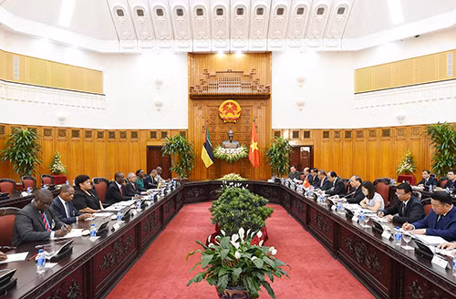 Thủ tướng Nguyễn Xuân Phúc hội đàm với Thủ tướng Mozambique Carlos Agostinho do Rosario - Ảnh: VGP/Quang Hiếu