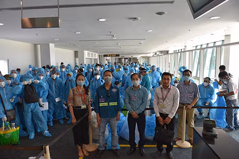 Đại sứ Trần Văn Khoa cùng Đại diện LILAMA hỗ trợ công dân trong quá trình làm thủ tục xuất cảnh tại Sân bay quốc tế Brunei. Đại sứ Trần Văn Khoa cùng Đại diện LILAMA hỗ trợ công dân trong quá trình làm thủ tục xuất cảnh tại Sân bay quốc tế Brunei.