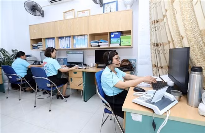 Nhân viên tư vấn của Tổng đài 111 trả lời các cuộc gọi. Ảnh: TTXVN