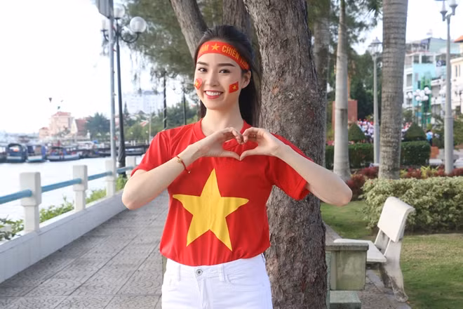 Bạn Vũ Thanh Tú - Hoa khôi HSSV thanh lịch TP Cần Thơ năm 2016, cho biết, những ngày qua, cô và bạn bè luôn dành tình yêu và sự hâm mộ cho Đội tuyển Việt Nam. Mong rằng trận đấu tối đêm nay, sẽ mang về niềm vui, vinh quang cho mọi người trên đất nước. "Cố lên Đội tuyển Việt Nam! Cố lên các chàng trai!" - Thanh Tú, gửi lời cổ vũ.