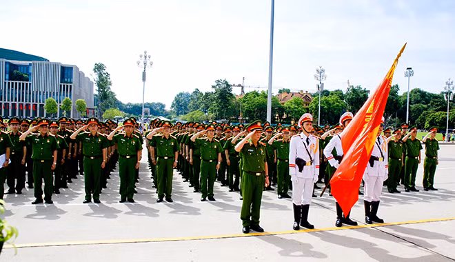Cục CSĐT tội phạm về kinh tế và tham nhũng báo công dâng Bác tại Lăng Chủ tịch Hồ Chí Minh.