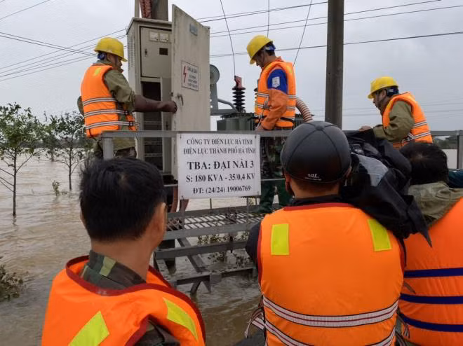 Điện lực Thành Phố cô lập TBA Đại Nài 3 để đóng điện đường dây trục chính 374E18.1 cấp điện mạch vòng cho huyện Cẩm Xuyên
