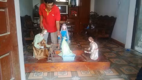 Một trong những dàn rối điện độc đáo ông Thân vừa chế tác.
