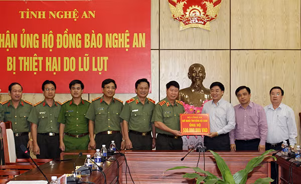 Thay mặt lãnh đạo Bộ Công an, Thượng tướng Bùi Văn Nam trao tặng 500 triệu đồng hỗ trợ nhân dân Nghệ An bị ảnh hưởng bởi lũ lụt.