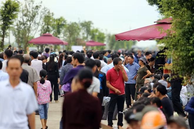 Tại tuyến đường Quốc lộ 10 dẫn vào khu làm Lễ truy điệu và cũng là nơi làm Lễ an táng Chủ tịch nước Trần Đại Quang ở xóm 13 (xã Quang Thiện), nhiều đoàn người vẫn nối đuôi nhau tiến về khu làm Lễ truy điệu sáng nay 27-9 ở thủ đô Hà Nội để mong ngóng được đón linh cữu Chủ tịch nước Trần Đại Quang đang trên đường trở về Đất mẹ quê hương.