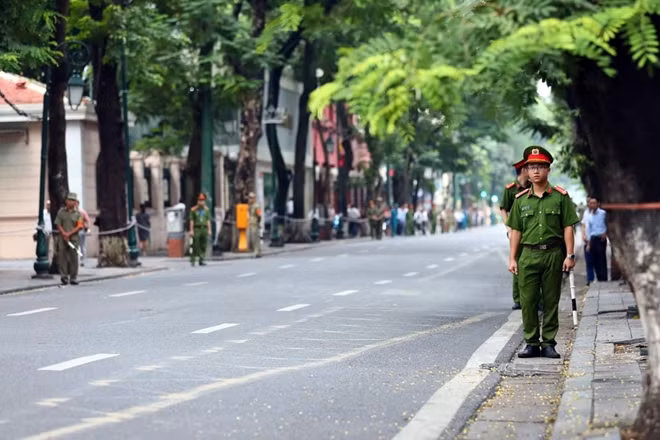 Lực lượng công an lập hàng rào an ninh trên tuyến phố Tràng Thi.