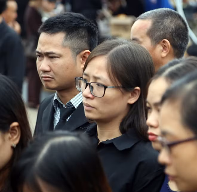 “Chủ tịch nước là người con kiệt xuất của quê hương Kim Sơn, chúng tôi đều mong thắp cho ông một nén nhang tri ân ông”, cô Vũ Thư, giáo viên một trường THCS tại huyện Kim Sơn, nói với PV CAND online trước khi vào viếng.