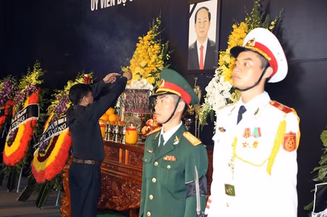 Mọi người đều mong được nhìn di ảnh, thắp một nén nhang để bày tỏ niềm cảm mến, tiếc thương và tri ân những công lao to lớn của Chủ tịch nước Trần Đại Quang.