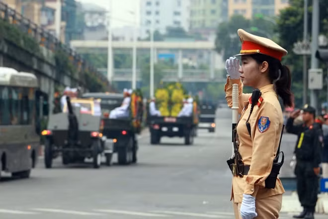 Nữ chiến sĩ CSGT làm nhiệm vụ tại khu vực đường Nguyễn Chí Thanh.