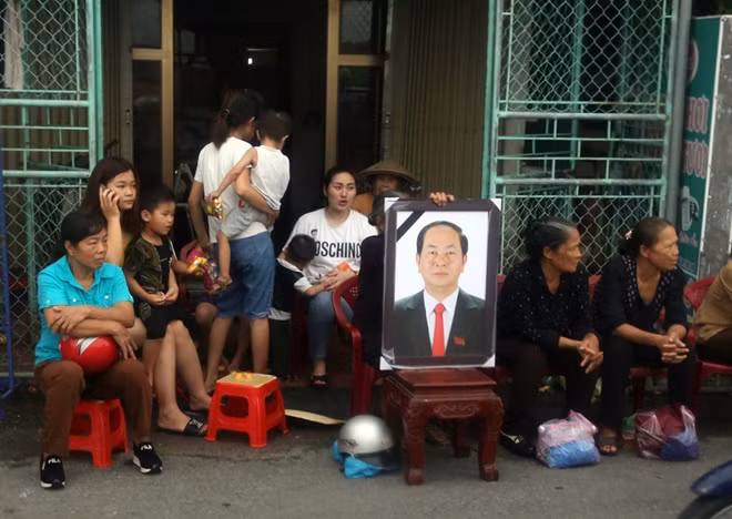 Tại quê nhà, người dân Kim Sơn, Ninh Bình túc trực 2 bên đường từ sáng sớm chờ đón Chủ Tịch nước Trần Đại Quang về với đất mẹ.