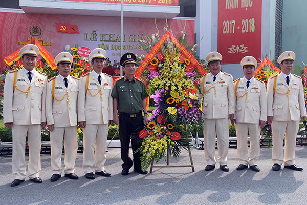 Thứ trưởng Nguyễn Văn Sơn tặng hoa cho tập thể lãnh đạo nhà trường