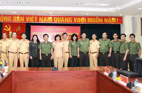 Thứ trưởng Nguyễn Văn Sơn cùng các đại biểu chụp ảnh lưu niệm.