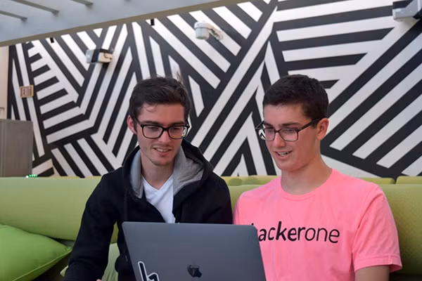 Người đồng sáng lập HackerOne Jobert Abma (trái) và “hacker mũ trắng”.