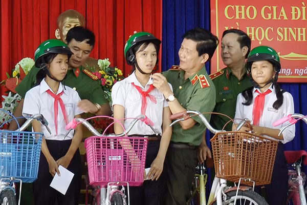 Trung tướng Nguyễn Văn Sơn - Thứ trưởng Bộ Công an và đại diện Học viện CSND, Công an thành phố Đà Nẵng tặng 100 xe đạp cho các em học sinh