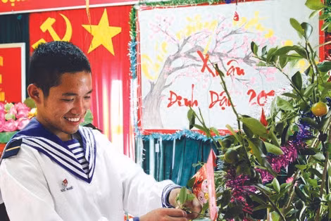 Chiến sỹ Trường Sa trang trí hội trường đón Tết trên đảo Đá Lớn.
