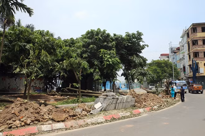 Tuy nhiên, ghi nhận thực tế, quá trình cắt chuyển hoa sữa cũng đang khiến tuyến phố Trích Sài trở nên ngổn ngang.